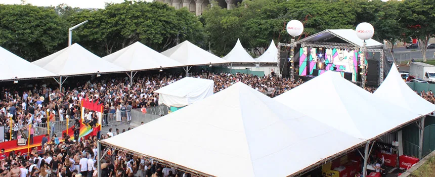 Canhão de névoa Suppress em operação durante evento ao ar livre
