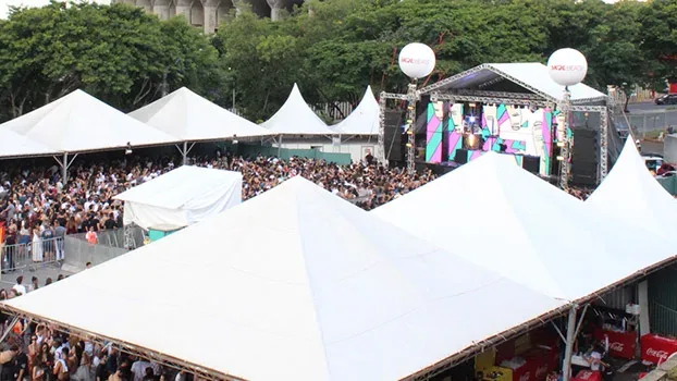 Público em frente a um palco do Festival Planeta Brasil 2018, na Esplanada do Mineirão, em Belo Horizonte