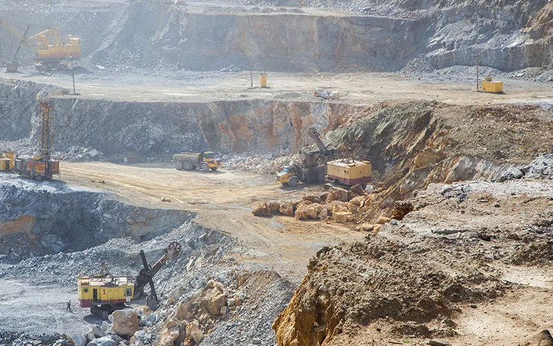 Operação de mineração a céu aberto com geração de poeira e movimentação de material