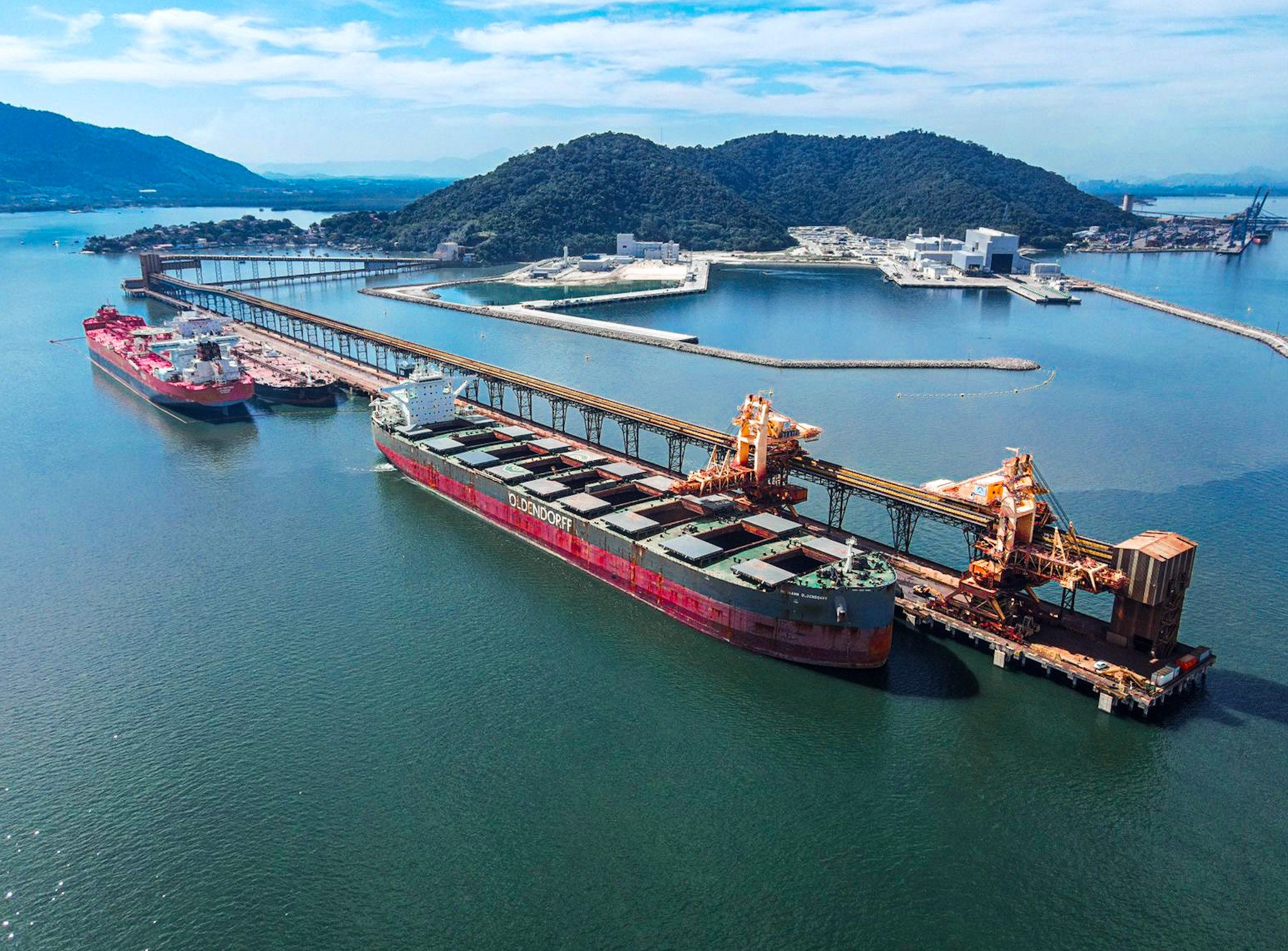 Vista aérea do Píer do Porto Sudeste com navios graneleiros atracados
